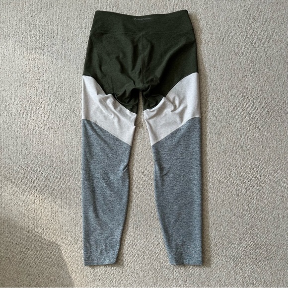 Grey, green, & cream colour blocked Outdoor Voices Springs leggings 7/8 length - Picture 2 of 2